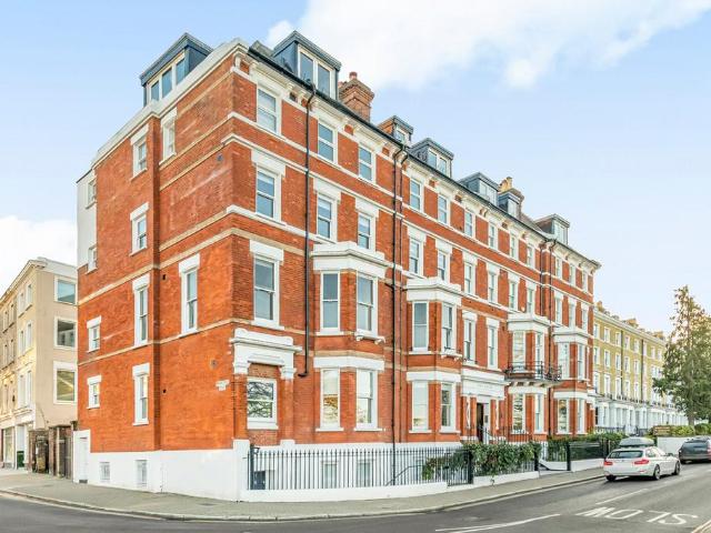 Flat for sale in Petersham, Greater London