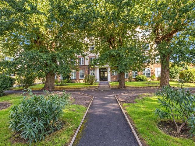 Flat for sale in London Borough of Croydon, Greater London