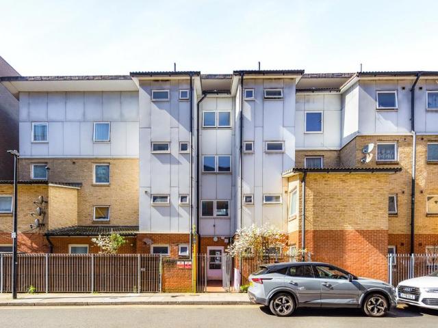 Flat for sale in Ratcliffe, Greater London