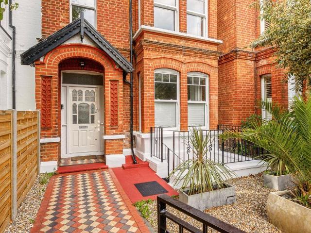 Flat for sale in London Borough of Hounslow, Strand