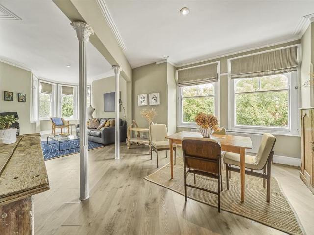 Flat for sale in Battersea, Greater London