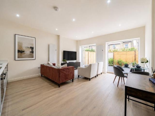 Flat for sale in Southfields, Greater London