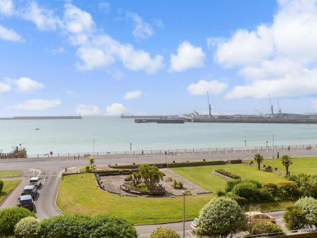 Flat for sale in Clarendon, Ash