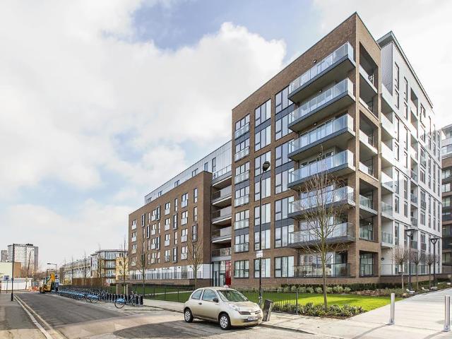 Flat for sale in Poplar Grove, Greater London