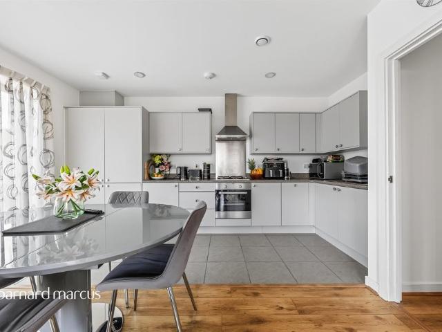 Flat for sale in London Borough of Croydon, Addiscombe