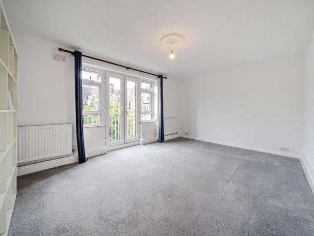 Flat for sale in Battersea, Greater London