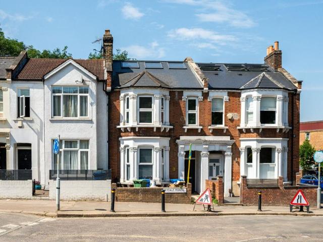 Flat for sale in Nunhead, Greater London