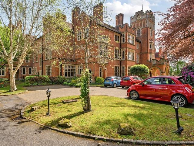 Flat for sale in Woking, Surrey