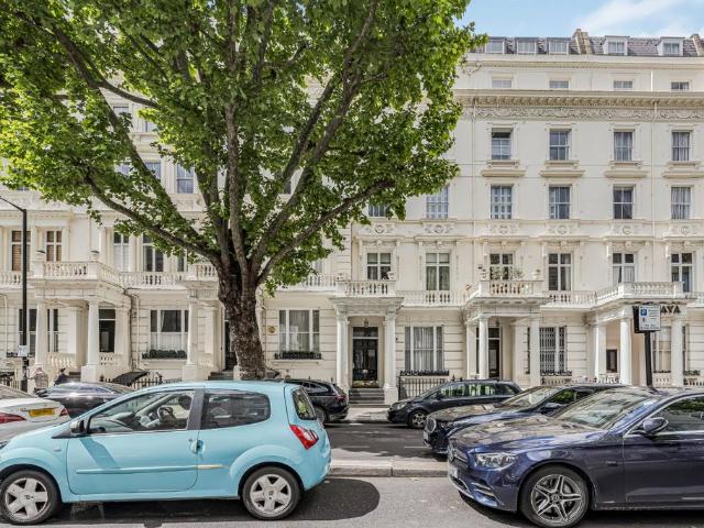 Flat for sale in Bayswater, Greater London