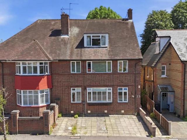 Flat for sale in Snaresbrook, Greater London