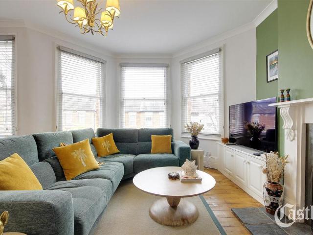 Flat for sale in Palmers Green, Greater London