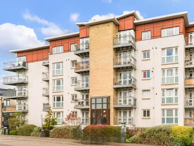 Flat for sale in Hillside, Leith