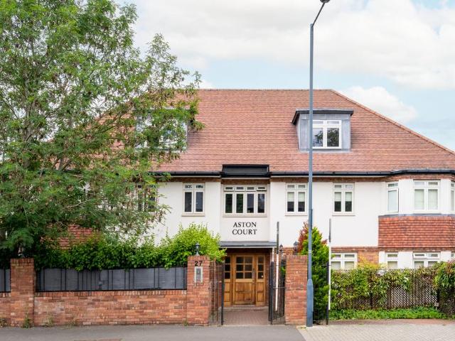 Flat for sale in Brondesbury, Greater London