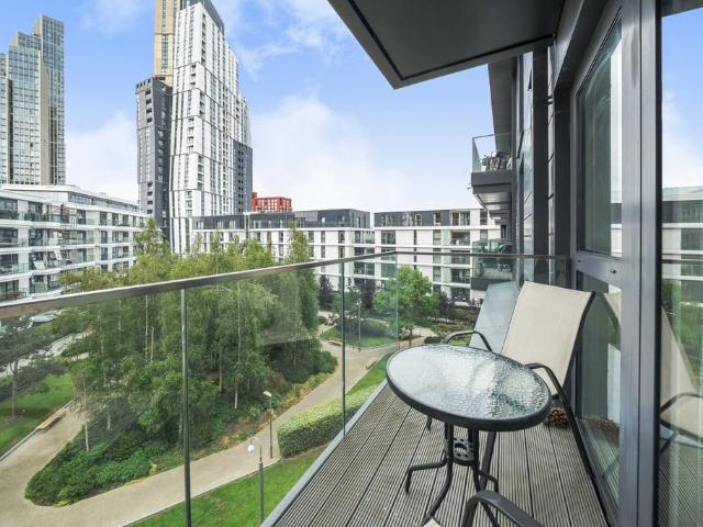 Flat for sale in Vauxhall, Greater London