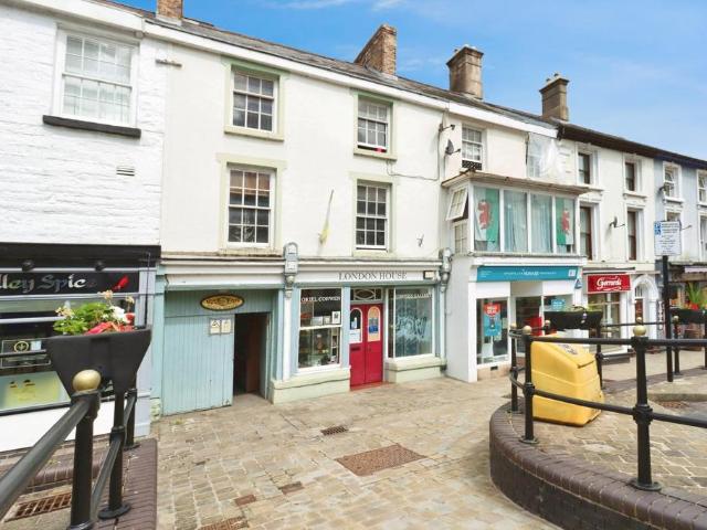 Flat for sale in Corwen, Wales