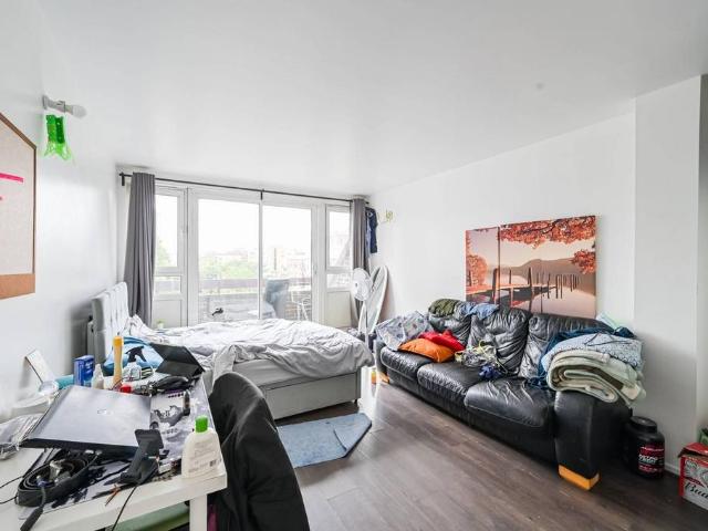 Flat for sale in Canary Wharf, Greater London