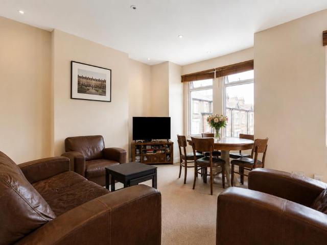 Flat for sale in Earlsfield, Greater London