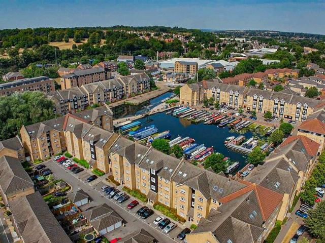 Flat for sale in Pouchen End, Hertfordshire