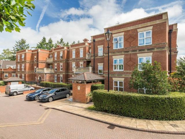 Flat for sale in Wormley, Fole