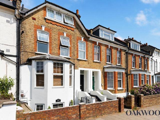 Flat for sale in Stamford Hill, Greater London