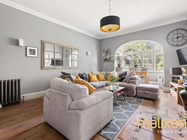 Flat for sale in Roehampton, Greater London
