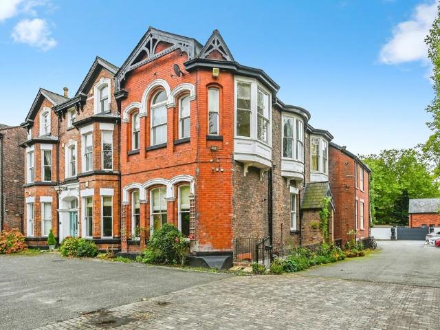 Flat for sale in Calderstones