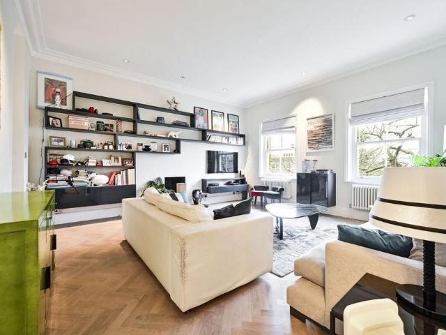 Flat for sale in Earl's Court, Greater London