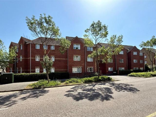 Flat for sale in South Ockendon, Essex