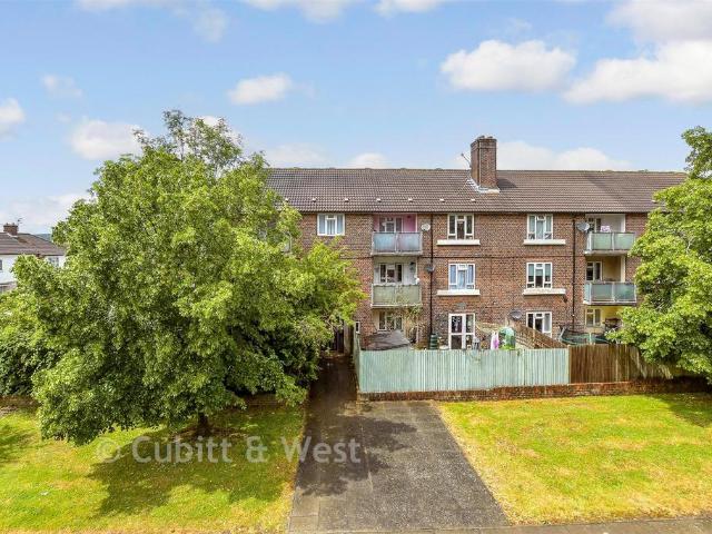 Flat for sale in Red Hill, Surrey