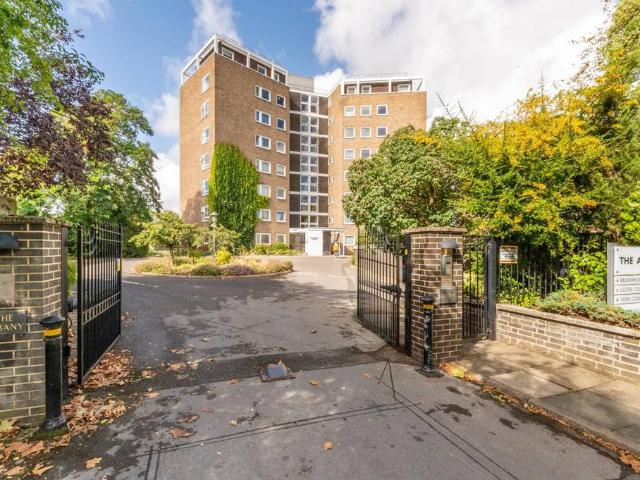 Flat for sale in Norbiton, Greater London