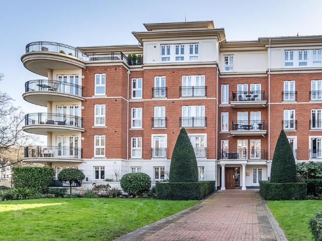Flat for sale in Petersham, Greater London