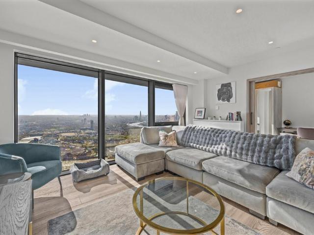 Flat for sale in Canary Wharf, Greater London