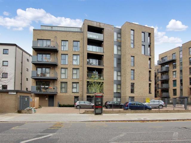 Flat for sale in Brownswood Park, Stoke Newington