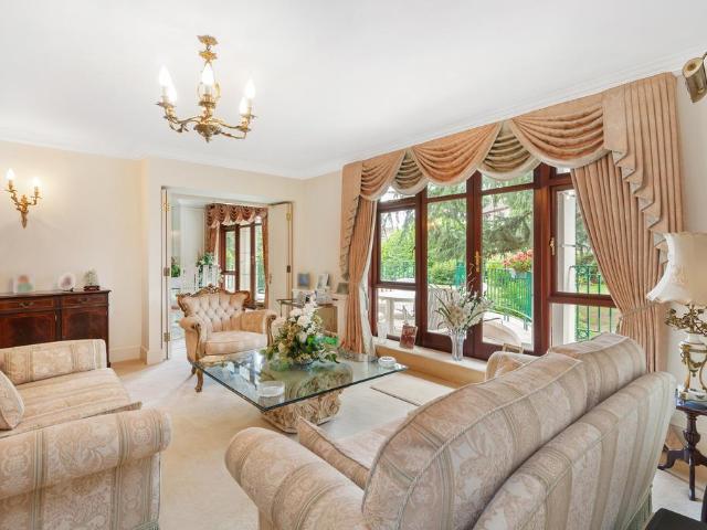 Flat for sale in Bushey, Bushey Heath