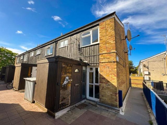 Flat for sale in North Cray, Greater London