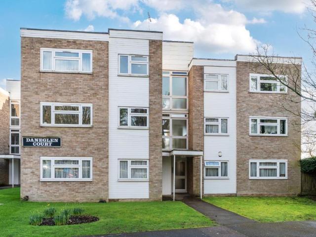 Flat for sale in Little Stanmore, Greater London