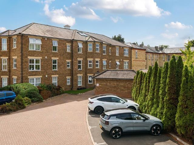 Flat for sale in Manor Park, Epsom