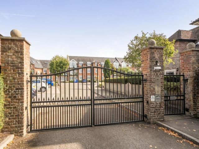 Flat for sale in Chichester
