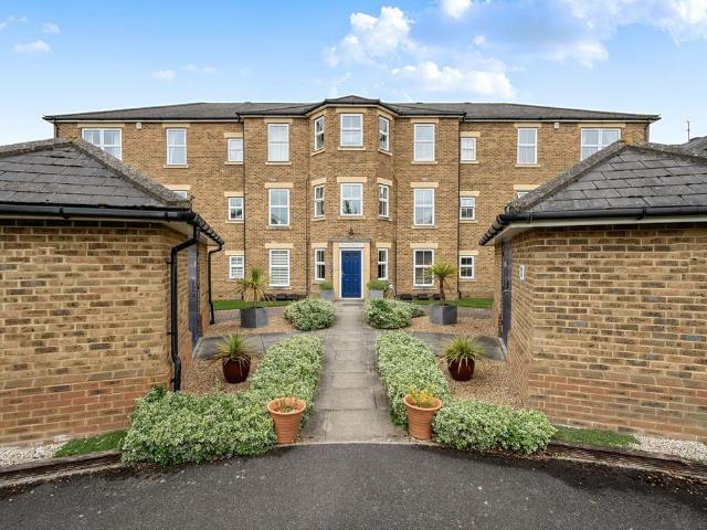 Flat for sale in Manor Park, Epsom