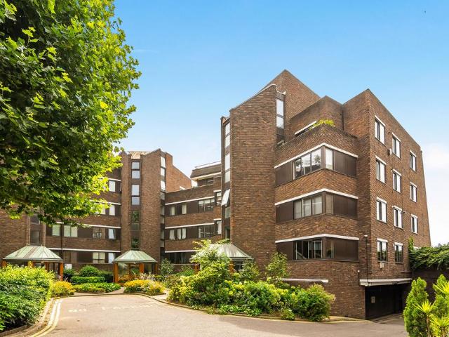Flat for sale in Fulham, Greater London