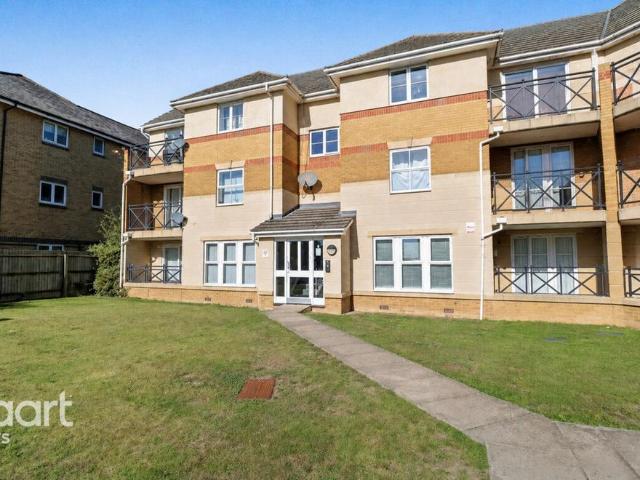 Flat for sale in Grays, Essex
