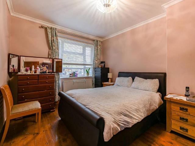 Flat for sale in Shepherd's Bush, Greater London