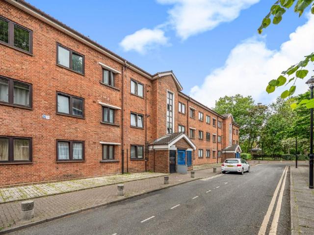 Flat for sale in Stoke Newington, Greater London