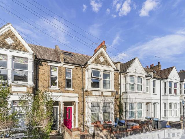 Flat for sale in Harlesden, Greater London