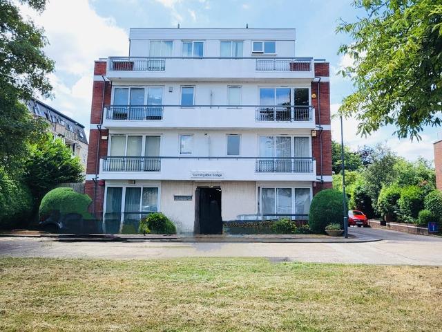 Flat for sale in Edgware, Canons Park