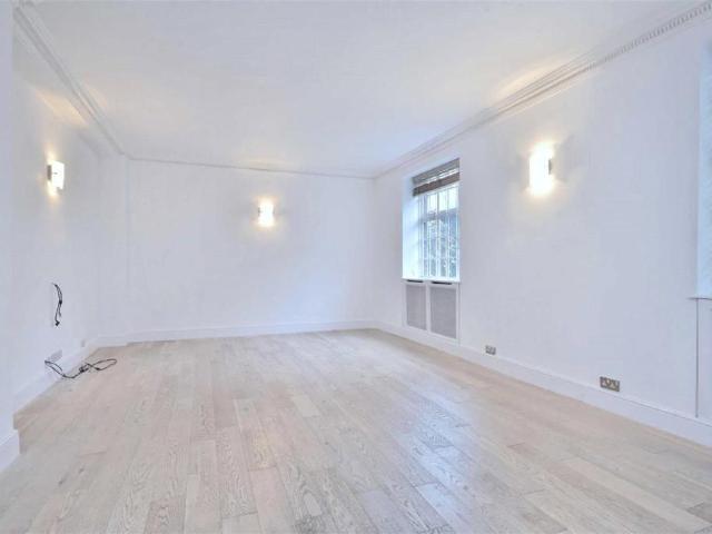 Flat for sale in West Hampstead, Greater London