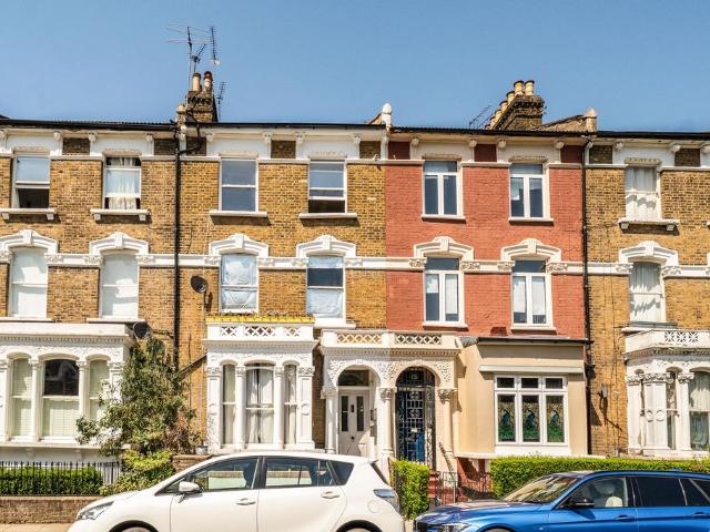 Flat for sale in Brownswood Park, Stoke Newington