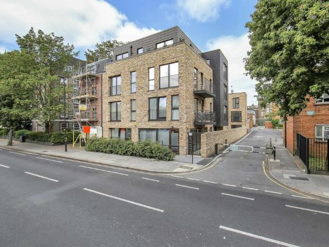 Flat for sale in Kentish Town, Greater London