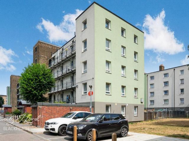 Flat for sale in Charlton, Greater London