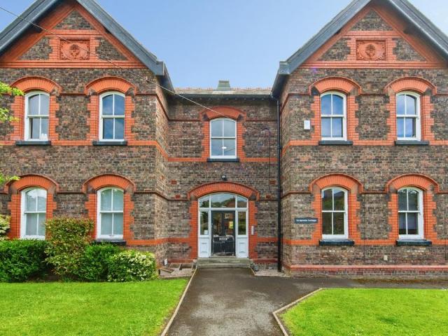 Flat for sale in Calderstones